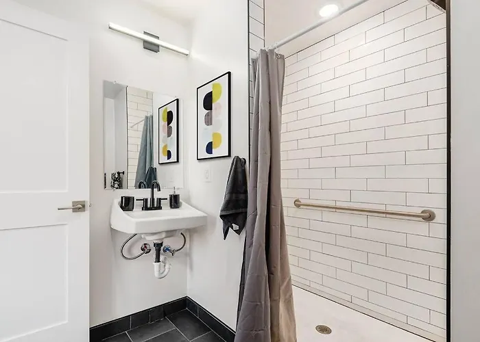 Apartment Designer 1-bed Haven Near Downtown! Pets Welcome! *